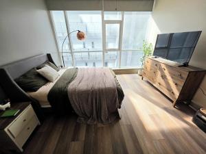 Downtown Beautiful 3-bedroom Apartment Steps to Convention Center, Petco Park!