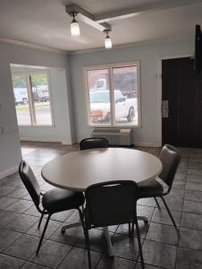 Gated 1 King BR 1 Bath Apt with Full Kitchen 233