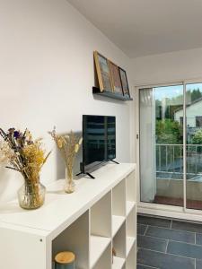 Studio meublé rénové avec balcon et place de parking