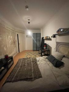 Charming artsy room in a shared apartment