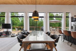 KALLM Mont-Tremblant luxury chalet with sauna, hot tub, private beach & pond on 8acre estate