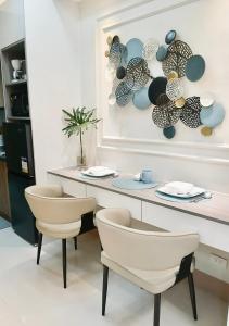 Stylish Modern Staycation-1BR Condo with Pool view near MOA-Shore3 Tower4