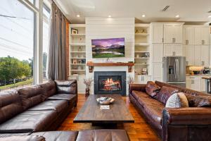 Modern 3BR Condo Walk to Downtown and UT Parking