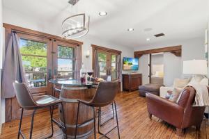 Syrah-2 Units-In Old Town-Walk to Fashion Square