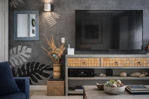 Hillsize Oceanview Apartment with King Bed