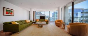 Luxury Sub-Penthouse - Grand Prix & Lake Views