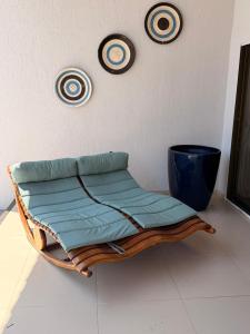 Condomínio Portal do Mar, Casa 08, 03 suítes, 01 quarto, dois banheiros sociais e área com churrasqueira