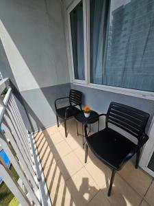Cozy 1BR Balcony Pool View with WiFi & Netflix near MOA and NAIA Airport