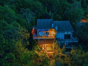 Mountain Top! Family Paradise w Hot Tub & Game Rm
