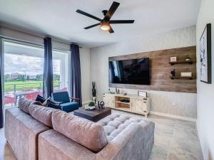 Cute Lakeview 2BR Condo with 2 Clubhouses