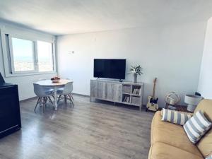 Apartamento moderno en Rosas con terraza, aire acondicionado y piscina - HISP-312-107