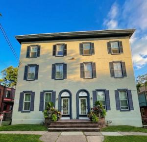 Park Place- cozy modern space fully updated fast WiFi good coffee and easy parking