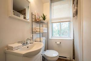 The Terrace at Park Place 2nd floor walk up -cozy 2 bedroom fast WiFi free coffee