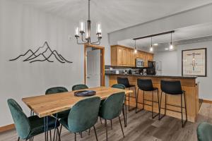 Tranquil Condo In The Trees Spacious 2Bd Hot Tub & Pool