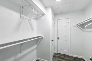 10 mins from downtown Dallas pool & gym