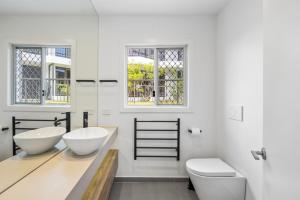 Thirty-Nine Albatross (Apartment 3)