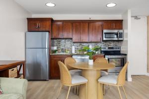 21Fl Near Waikiki Beach with Mountain Views & Parking