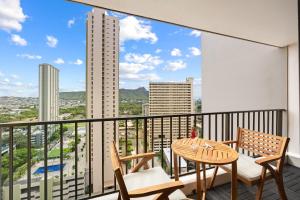21Fl Near Waikiki Beach with Mountain Views & Parking