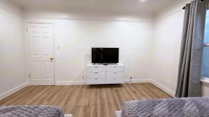 Renovated Three Bedroom Near Cedars Sinai and Beverly Hills With Parking