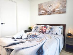 Family Stylish 1BR and Den Condo -Apartment with City View, Downtown, Balcony, Free Parking, In-Suite Laundry!