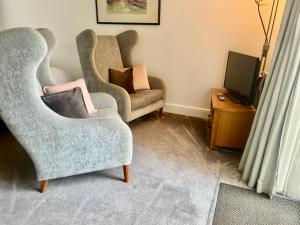 Self contained annex with full kitchen