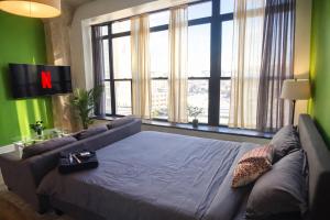 McCormick Place Beautiful Studio Suite with Optional Parking and Gym Access Sleeps 4 Near Soldier Field and Downtown Chicago
