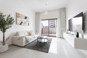 Free housekeeping visits during your stay - StayShort - Spacious JVC Apartment with Large Balcony Sleeps 4