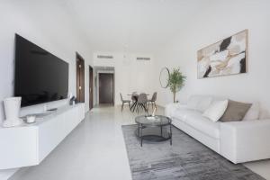 Free housekeeping visits during your stay - StayShort - Spacious JVC Apartment with Large Balcony Sleeps 4
