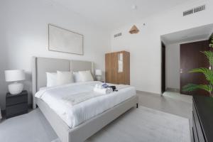 Free housekeeping visits during your stay - StayShort - Spacious JVC Apartment with Large Balcony Sleeps 4