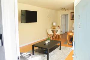 Cozy Condo In Prime Location next to the marina