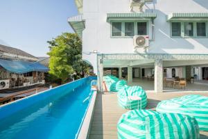 Capsule Hostel and Thai Traditional Bath Bangkok