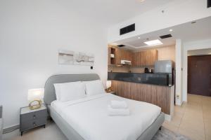 Free housekeeping visits during your stay - StayShort - Charming Downtown Dubai Stay Near Opera House Sleeps 3