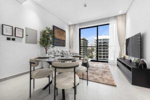 Free housekeeping visits during your stay - StayShort - Cozy 1 Bedroom in JGC with Balcony Sleeps 4