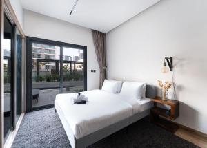 Free housekeeping visits during your stay - StayShort - JVC Apartment with Private Balcony Sleeps 4