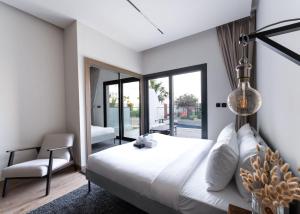 Free housekeeping visits during your stay - StayShort - JVC Apartment with Private Balcony Sleeps 4