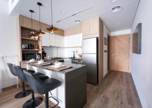 Free housekeeping visits during your stay - StayShort - JVC Apartment with Private Balcony Sleeps 4