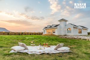 StayVista at The Leos Manor with Bonfire, Pool