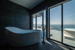 eureka awaji 絶景インフィニティプール x 露天温水ジャグジー付きヴィラ