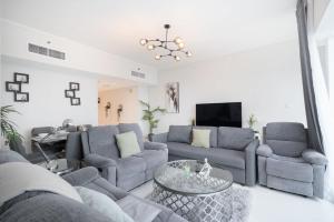 Free housekeeping visits during your stay - StayShort - Bright 2BR Apartment with Marina Views Sleeps 6