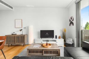 Central stylish 1 bedroom with balcony and air-con