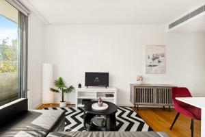 Central, modern 1 bedroom with air-con & balcony