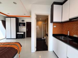 Bright Corner Pool-View Studio with Balcony - New Nordic VIP 3, Pratumnak