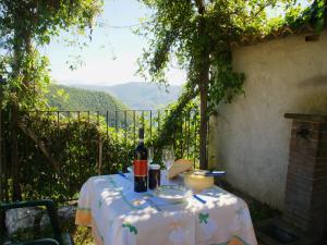 Quiet holiday home in Sellano with swimming pool a few kilometers from Rasiglia