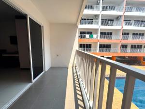 Comfortable Pool-View Studio with Balcony - Pratumnak, Pattaya