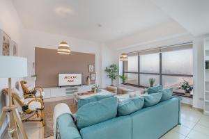 Free housekeeping visits during your stay - StayShort - Modern 2BR Retreat with Breathtaking Views in JBR