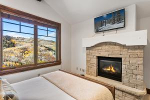 Ski-In Ski-Out 1BR Retreat Hot Tub condo