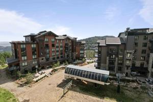 Ski-In Ski-Out 1BR Retreat Hot Tub condo