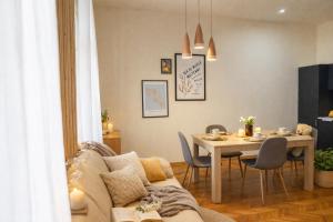 Designer Stay - City Views in the Heart of Town