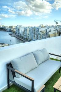 Luxurious 2 bedroom penthouse with roof terrace, hot tub and breath-taking views YVAN1-1