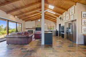 Country Escape - 3BR Home with Panoramic Views